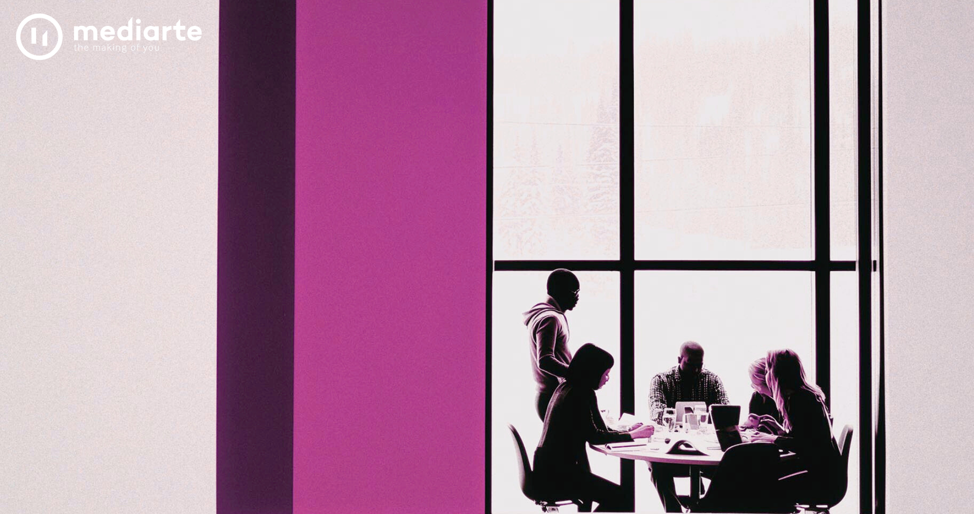 Afbeelding van website Kompas media, mensen in een ruimte 